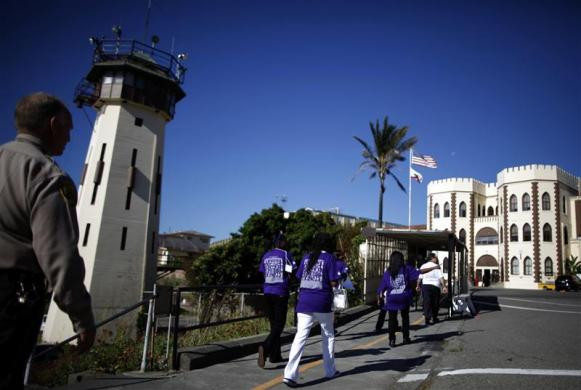 Các gia đình được bảo vệ hướng dẫn đi vào nhà tù San Quentin, California. Các gia đình được bảo vệ hướng dẫn đi vào nhà tù San Quentin, California.
