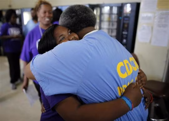 Kinneya ôm chặt cha mình.