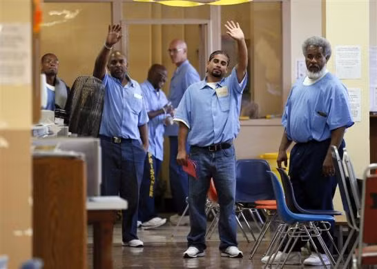 Cuộc hội ngộ rồi cũng phải kết thúc. Các tù nhân vẫy tay chào người thân của mình.