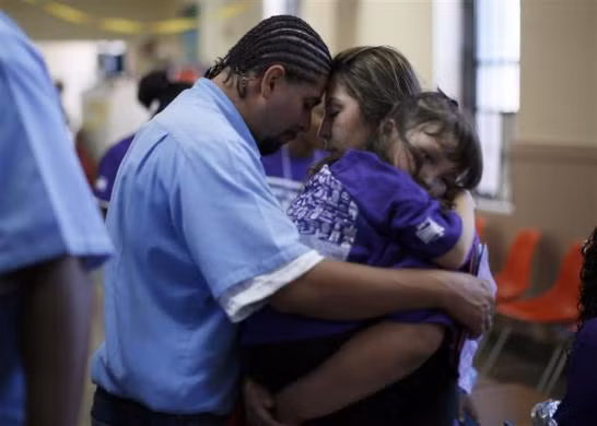 Jessica nói lời tạm biệt với chồng mình Abel khi cô bế con gái Camila mới 5 tuổi.