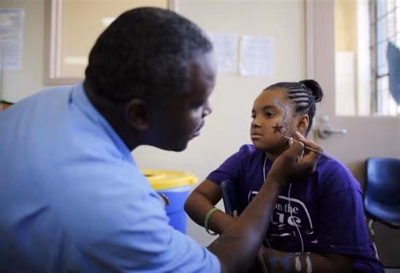 Đây là lần đầu tiên Troy, 43 tuổi, gặp cháu gái của mình Erika kể từ khi vào tù và đang vẽ lên khuôn mặt của cô bé.