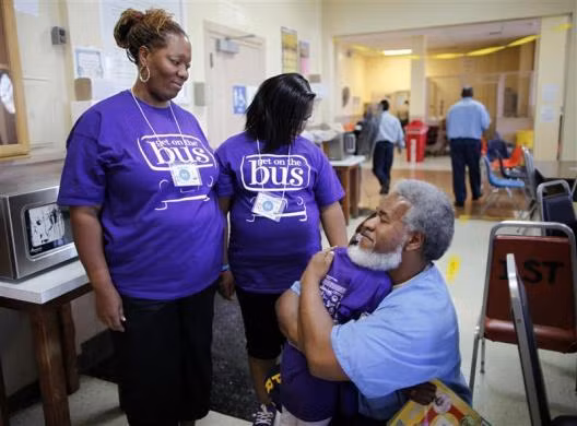 Kinney, người bị kết án vì tội giết người đoàn tụ cùng vợ và 2 con gái Kinneya và Sunshine.