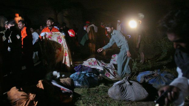 Quan chức hàng không Pervez George không đưa ra chi tiết về thương vong. Các nhân viên cứu hộ đã phải kiểm tra kỹ đống đổ nát tại hiện trường vụ tai nạn bằng đèn pin và cho biết không có cơ hội tìm thấy bất cứ ai sống sót.