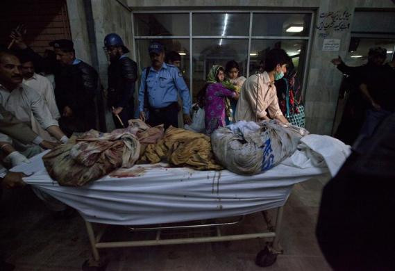 Người thân đứng chờ tại bệnh viện để nhận lại thi thể nạn nhân.