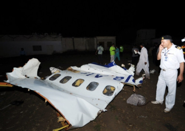 Các cư dân cho biết họ đã nhìn thấy một quả cầu lửa trên bầu trời khi chiếc máy bay bị rơi. Máy bay đã va vào cột điện, khiến cả khu vực bị chìm trong bóng tối.