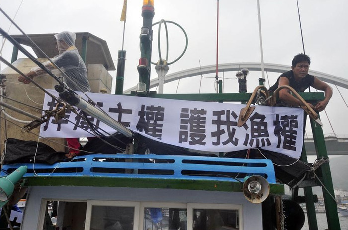 Ngư dân Đài Loan đang hoàn tất việc chuẩn bị trước khi bắt đầu chuyến đi. Họ lo sợ quyết định quốc hữu hóa Nhật Bản có thể khiến họ không thể hoạt động ở các vùng biển xung quanh Senkaku, nơi vốn là ngư trường truyền thống của họ.