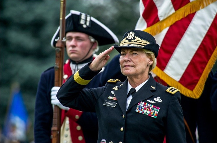 Bà Dunwoody xuất thân từ một gia đình quân nhân điển hình. Bố bà đã từng tham gia Thế chiến thứ hai và cuộc Chiến tranh Triều Tiên, chị gái đã từng lái máy bay trong hàng ngũ không quân Mỹ và cô cháu gái của bà đã từng lái máy bay chiến đấu trên bầu trời Afganistan. Bà Dunwoody xuất thân từ một gia đình quân nhân điển hình. Bố bà đã từng tham gia Thế chiến thứ hai và cuộc Chiến tranh Triều Tiên, chị gái đã từng lái máy bay trong hàng ngũ không quân Mỹ và cô cháu gái của bà đã từng lái máy bay chiến đấu trên bầu trời Afganistan.