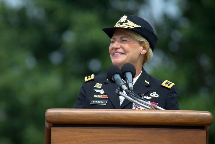 Ann E. Dunwoody phát biểu cảm xúc tại buổi lễ về hưu của mình. Ann E. Dunwoody phát biểu cảm xúc tại buổi lễ về hưu của mình.