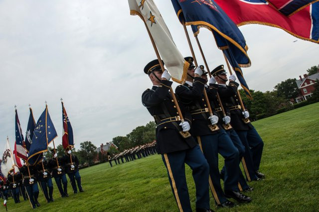 Đội danh dự diễu duyệt trong buổi lễ về hưu của tướng Dunwoody. Đội danh dự diễu duyệt trong buổi lễ về hưu của tướng Dunwoody.