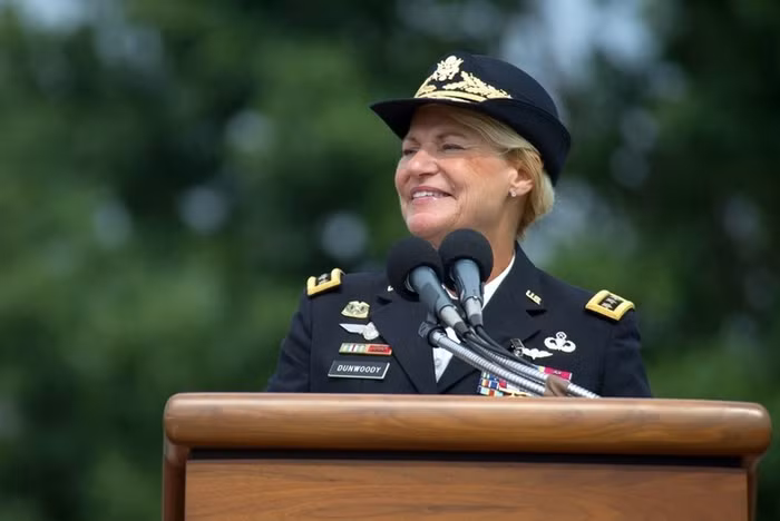 Ann E. Dunwoody phát biểu cảm xúc tại buổi lễ về hưu của mình. Ann E. Dunwoody phát biểu cảm xúc tại buổi lễ về hưu của mình.