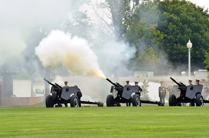 Quân đội Mỹ bắn đại bác tiễn nữ thượng tướng 4 sao duy nhất về hưu. Quân đội Mỹ bắn đại bác tiễn nữ thượng tướng 4 sao duy nhất về hưu.