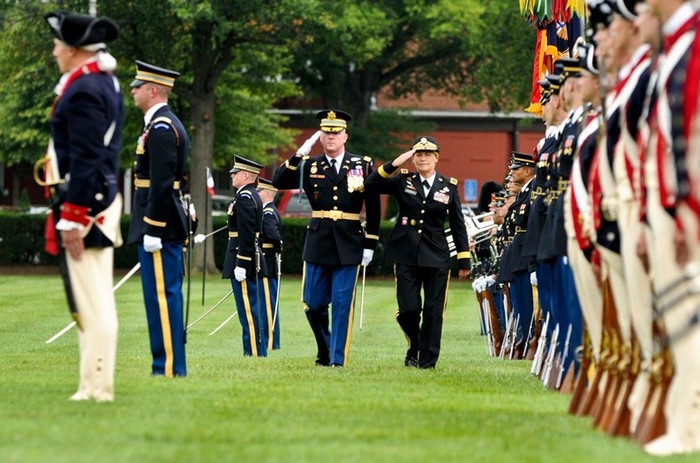 Tướng Ann E. Dunwoody và Đại tá James C. Markert duyệt binh trong buổi lễ. Tướng Ann E. Dunwoody và Đại tá James C. Markert duyệt binh trong buổi lễ.