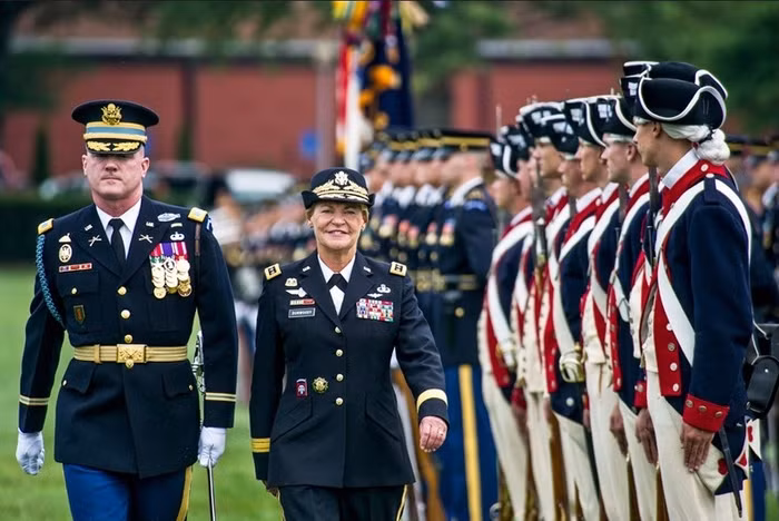 Bà Ann E. Dunwoody gia nhập quân đội vào năm 1974 và vinh dự trở thành một trong 21 vị tướng cấp cao nhất trong quân đội Mỹ, vốn chỉ có 14% số quân là nữ giới vào tháng 11/2008. Bà Ann E. Dunwoody gia nhập quân đội vào năm 1974 và vinh dự trở thành một trong 21 vị tướng cấp cao nhất trong quân đội Mỹ, vốn chỉ có 14% số quân là nữ giới vào tháng 11/2008.