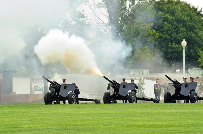 Quân đội Mỹ bắn đại bác tiễn nữ thượng tướng 4 sao duy nhất về hưu. Quân đội Mỹ bắn đại bác tiễn nữ thượng tướng 4 sao duy nhất về hưu.