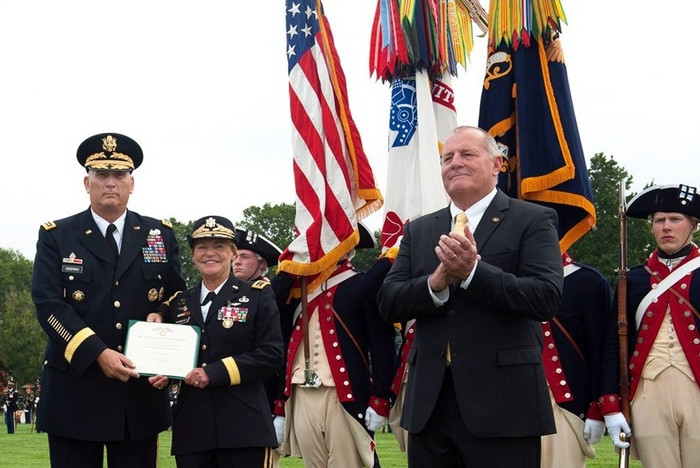 Tham mưu trưởng Lục quân Mỹ, Tướng Ray Odierno trao huy chương cho tướng Ann E. Dunwoody. Tham mưu trưởng Lục quân Mỹ, Tướng Ray Odierno trao huy chương cho tướng Ann E. Dunwoody.