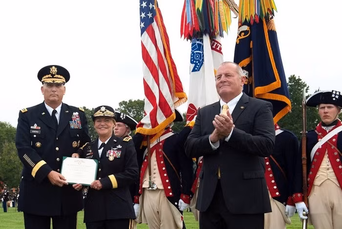 Tham mưu trưởng Lục quân Mỹ, Tướng Ray Odierno trao huy chương cho tướng Ann E. Dunwoody. Tham mưu trưởng Lục quân Mỹ, Tướng Ray Odierno trao huy chương cho tướng Ann E. Dunwoody.