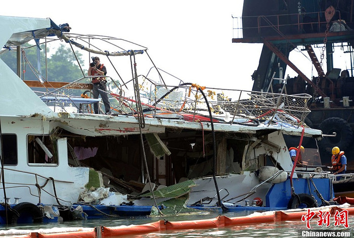 Chiếc tàu chở nhân viên của công ty Điện lực Hồng Kông và thân nhân gặp nạn khi đang trên đường tới cảng Victoria để xem pháo hoa mừng ngày Quốc khánh Trung Quốc. Chiếc tàu chở nhân viên của công ty Điện lực Hồng Kông và thân nhân gặp nạn khi đang trên đường tới cảng Victoria để xem pháo hoa mừng ngày Quốc khánh Trung Quốc.