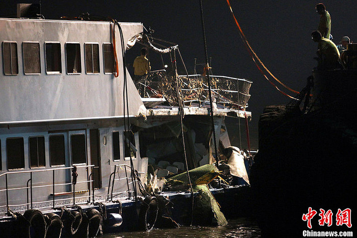 Một nửa thân tàu đã chìm xuống nước sau cú va chạm mạnh. Một nửa thân tàu đã chìm xuống nước sau cú va chạm mạnh.