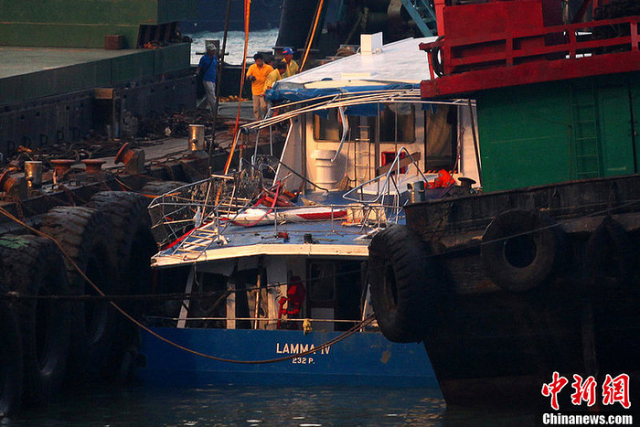 Tàu Lamma IV đã được kéo vào đảo Lamma, phía nam Hồng Kông. Tàu Lamma IV đã được kéo vào đảo Lamma, phía nam Hồng Kông.