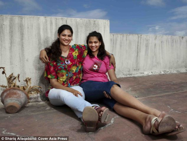 Hai cô con gái của gia đình Kulkarnis.