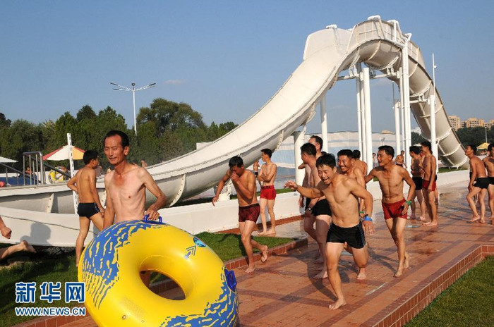 Bể bơi trong công viên Rungra đông đúc người đến vui chơi.