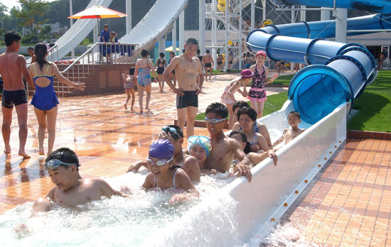 Trẻ nhỏ hào hứng trượt ống nước.