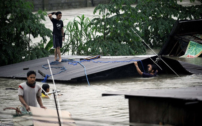 Cư dân trú tạm trên mái nhà.