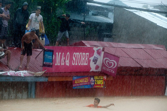 Trong khi đó, mưa lớn vẫn chưa dứt.