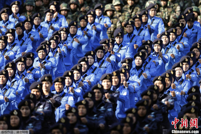 Các thành viên của Hải quân Hoàng gia Malaysia diễu hành trong lễ kỷ niệm Quốc khánh. Các thành viên của Hải quân Hoàng gia Malaysia diễu hành trong lễ kỷ niệm Quốc khánh.