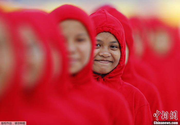 Các bé gái đang chuẩn bị biểu diễn. Các bé gái đang chuẩn bị biểu diễn.