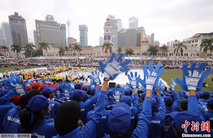 Buổi lễ mừng ngày Quốc khánh diễn ra hoàng tráng với mơ ước về một đất nước hòa bình, phát triển và thịnh vượng của người Malaysia.