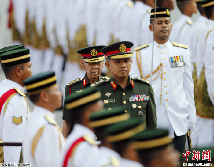 Quốc vương Malaysia Abdul Halim Mu'adzam Shah đang duyệt binh. Quốc vương Malaysia Abdul Halim Mu'adzam Shah đang duyệt binh.