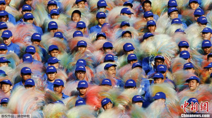 Hàng ngàn thanh niên Malaysia đã được huy động tham gia các màn đồng diễn rực rỡ màu sắc.