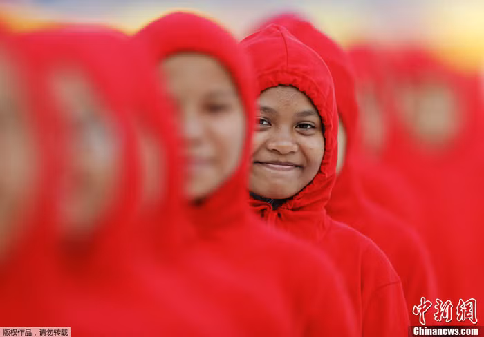 Các bé gái đang chuẩn bị biểu diễn.