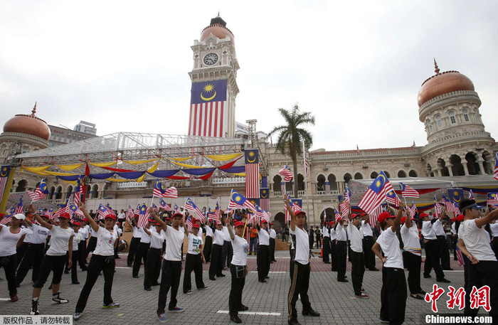 Quảng trường Độc lập sôi động và rực rỡ trong các màn biểu diễn, diễu hành thể hiện tinh thần đoàn kết các sắc tộc. Quảng trường Độc lập sôi động và rực rỡ trong các màn biểu diễn, diễu hành thể hiện tinh thần đoàn kết các sắc tộc.