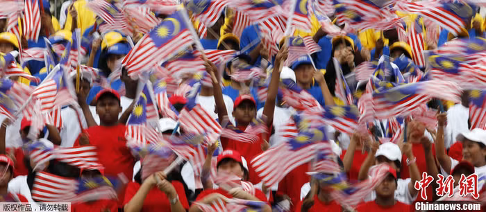 Các thanh niên luôn vẫy cao lá cờ của nước mình.