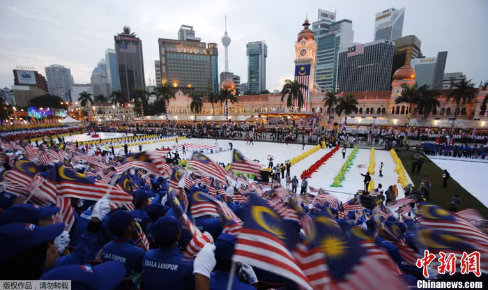 Những người tham gia màn đồng diễn chuẩn bị trước giờ khai mạc lễ kỷ niệm.