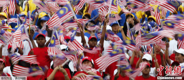 Các thanh niên luôn vẫy cao lá cờ của nước mình. Các thanh niên luôn vẫy cao lá cờ của nước mình.