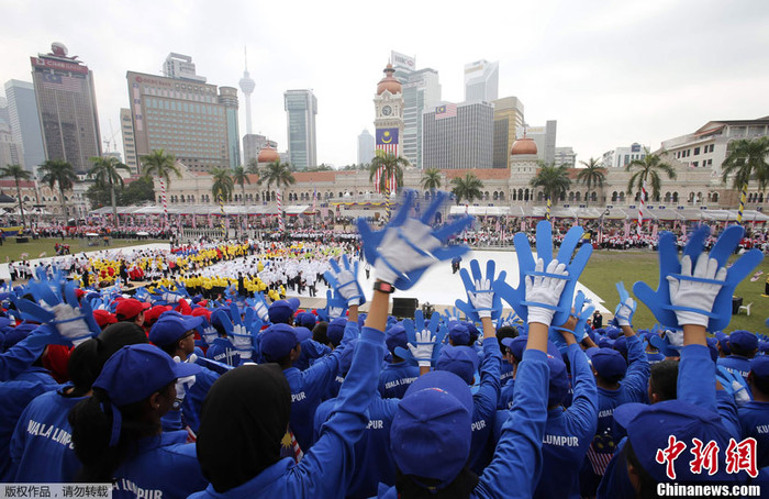 Buổi lễ mừng ngày Quốc khánh diễn ra hoàng tráng với mơ ước về một đất nước hòa bình, phát triển và thịnh vượng của người Malaysia. Buổi lễ mừng ngày Quốc khánh diễn ra hoàng tráng với mơ ước về một đất nước hòa bình, phát triển và thịnh vượng của người Malaysia.