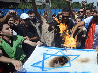 Những người biểu tình tấn công đại sứ quán Israel tại Cairo hồi tháng 9.2011.