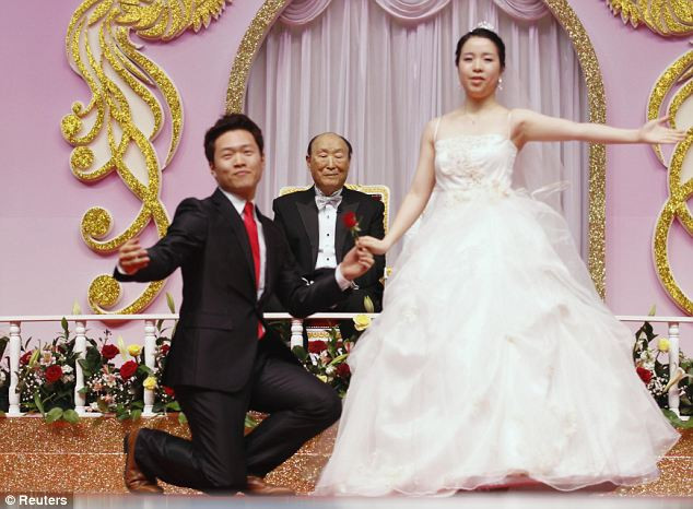 Một quan chức cao cấp của nhà thờ Seuk Joon-ho cho biết: "Đám cưới tập thể là cách để toàn thể nhân loại hoà thành một, xoá bỏ các ranh giới giữa màu da, tôn giáo và dân tộc. Mục tiêu của chúng tôi là làm cho thế giới hòa bình với sự hình thành của các gia đình mới". Một quan chức cao cấp của nhà thờ Seuk Joon-ho cho biết: "Đám cưới tập thể là cách để toàn thể nhân loại hoà thành một, xoá bỏ các ranh giới giữa màu da, tôn giáo và dân tộc. Mục tiêu của chúng tôi là làm cho thế giới hòa bình với sự hình thành của các gia đình mới".