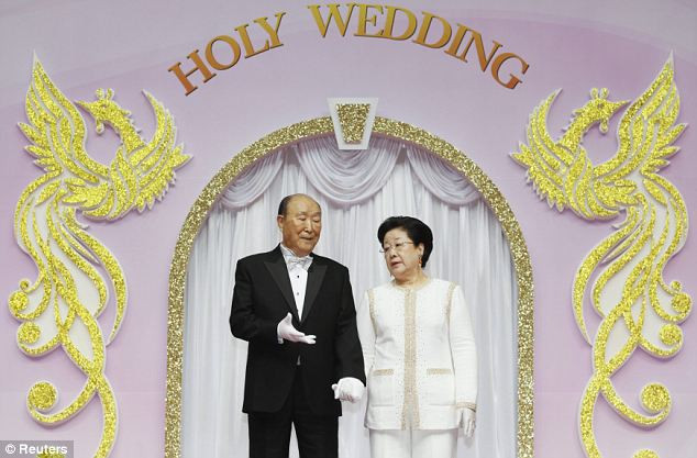 Mục sư Sun Myung Moon và vợ của ông. Mục sư Sun Myung Moon và vợ của ông.