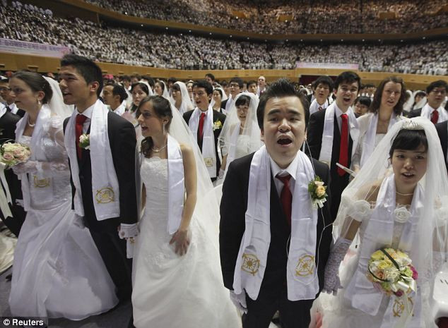 Một chú rể đến từ Anh có tên Chouchane Saemie cho biết: "Đây là một trải nghiệm hoàn toàn tuyệt vời. Tôi thực sự,thực sự rất hạnh phúc". Một chú rể đến từ Anh có tên Chouchane Saemie cho biết: "Đây là một trải nghiệm hoàn toàn tuyệt vời. Tôi thực sự,thực sự rất hạnh phúc".