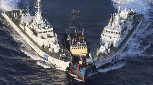 Tàu tuần tra Nhật Bản áp sát tàu chở các nhà hoạt động từ Hồng Kông. Tàu tuần tra Nhật Bản áp sát tàu chở các nhà hoạt động từ Hồng Kông.