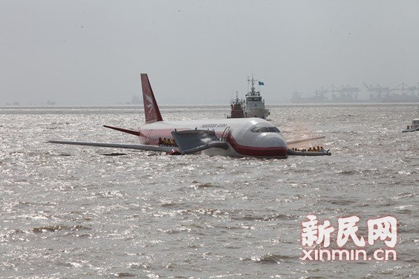 Các tàu cứu hộ ngay lập tức đến hiện trường.