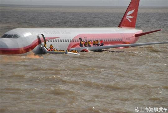 Các hành khách đối mặt với sự nguy hiểm về tính mạng.