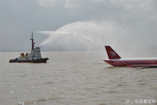 Diễn tập dập tắt ngọn lửa ở đuôi máy bay.