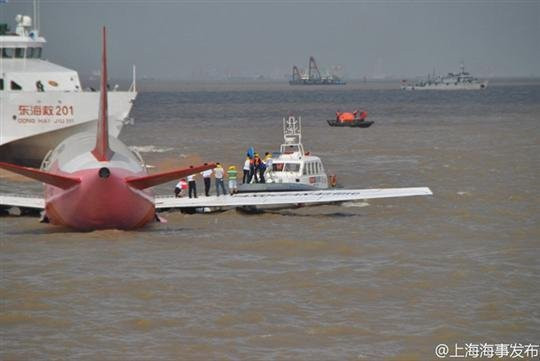 Trung tâm Tìm kiếm và Cứu hộ Hàng hải Thượng Hải nhận được báo cáo và điều động các lực lượng đến hiện trường.