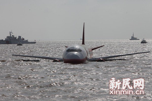 Máy bay chở 140 hành khách phải hạ cánh khẩn cấp trên biển.