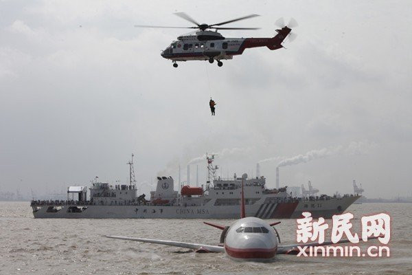 Trực thăng tham gia công tác cứu hộ.